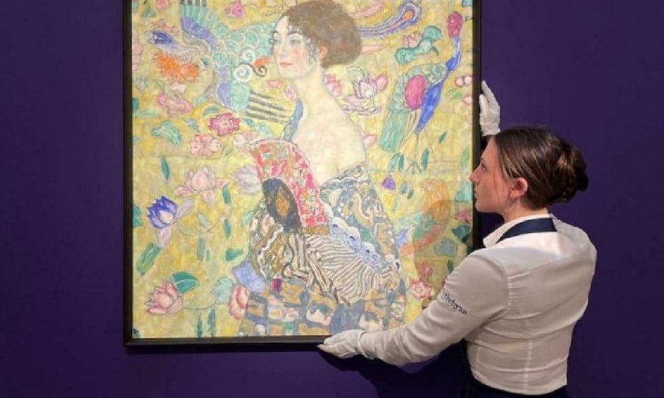 La "Dame à l'éventail" de Gustav Klimt s'arrache pour 74 millions de livres aux enchères, record d'Europe
