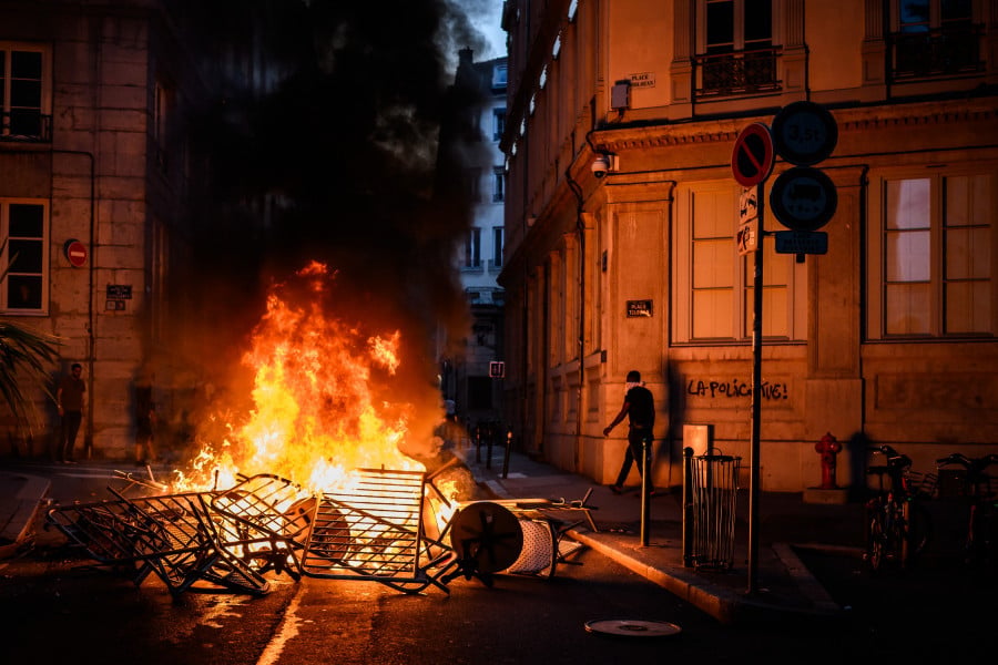 New York Times: "La France est en feu" 