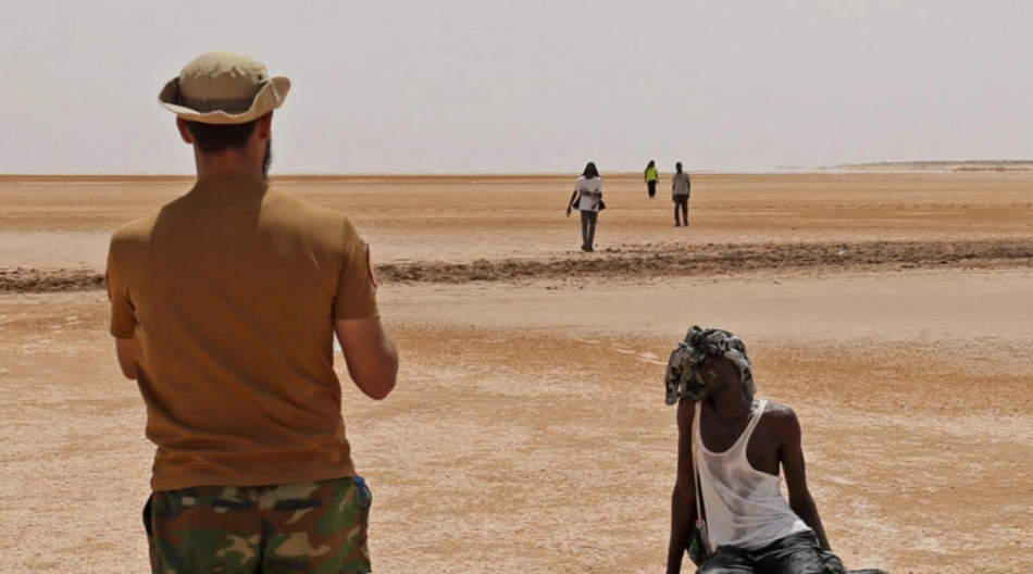 مهاجرون أفارقة يتوهون منهكين في الصحراء بين تونس وليبيا