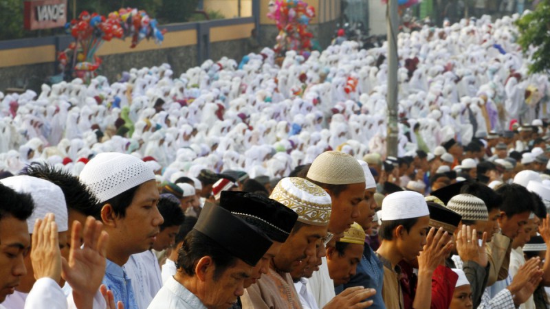 إندونيسيا .. توقيف داعية سمح بصلاة مختلطة