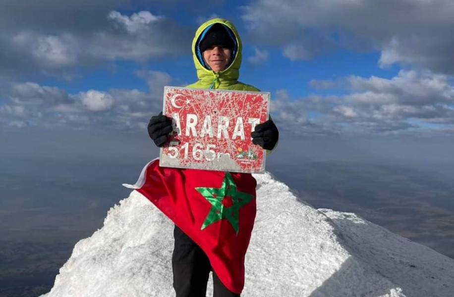 طفل مغربي يتسلق أعلى قمة جبلية في تركيا