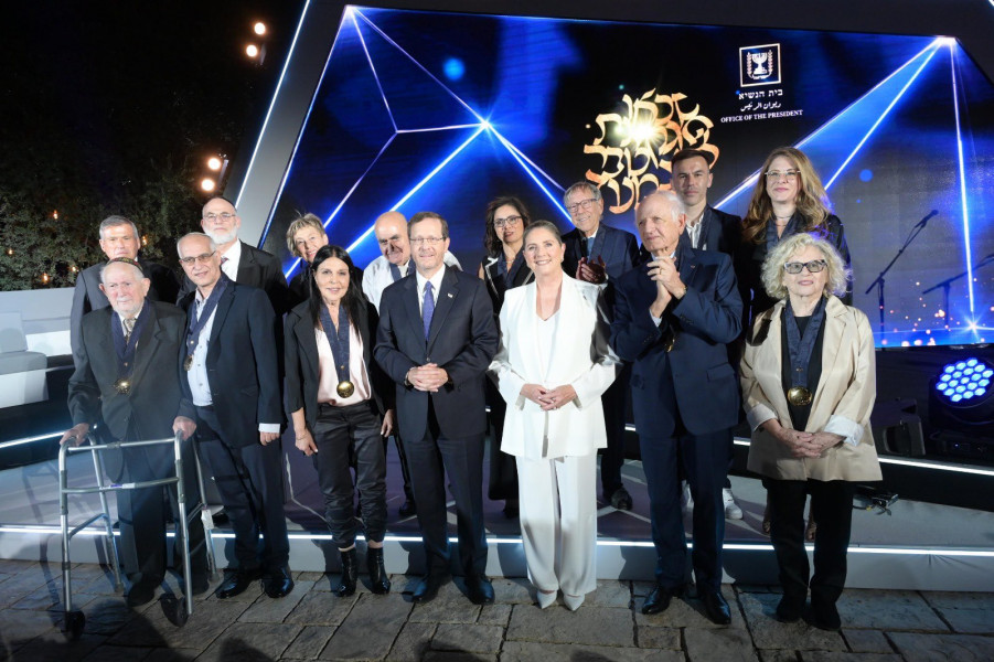 Le président israélien Isaac Herzog décore le Conseiller de SM le Roi, André Azoulay, de la Médaille d'honneur présidentielle