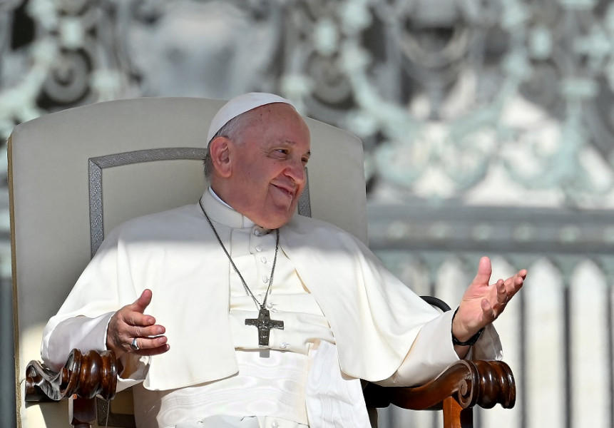البابا فرنسيس مازحا بعد إلغاء رحلته إلى دبي : أنا على قيد الحياة
