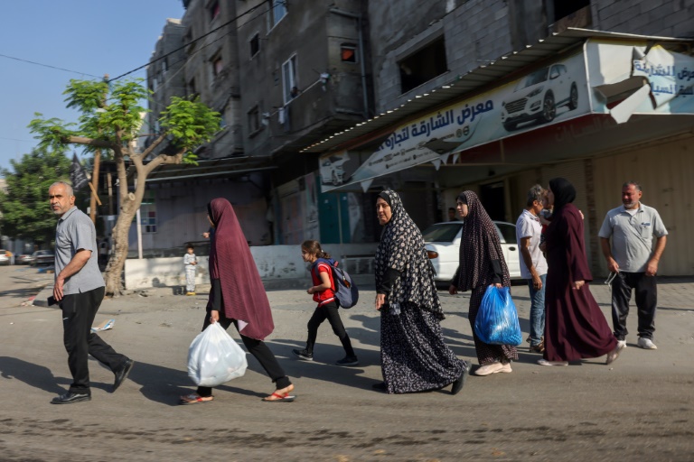 العثور على ملابس لفصل الشتاء مشقة اخرى للنازحين في قطاع غزة