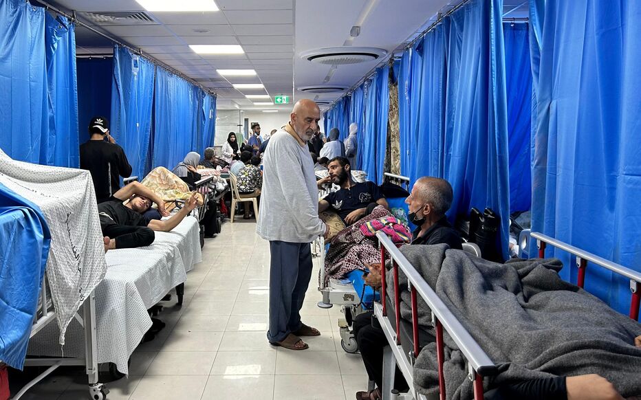 "حياتنا جحيم".. آلاف الغزّيين يواصلون الاحتماء في مستشفى الشفاء