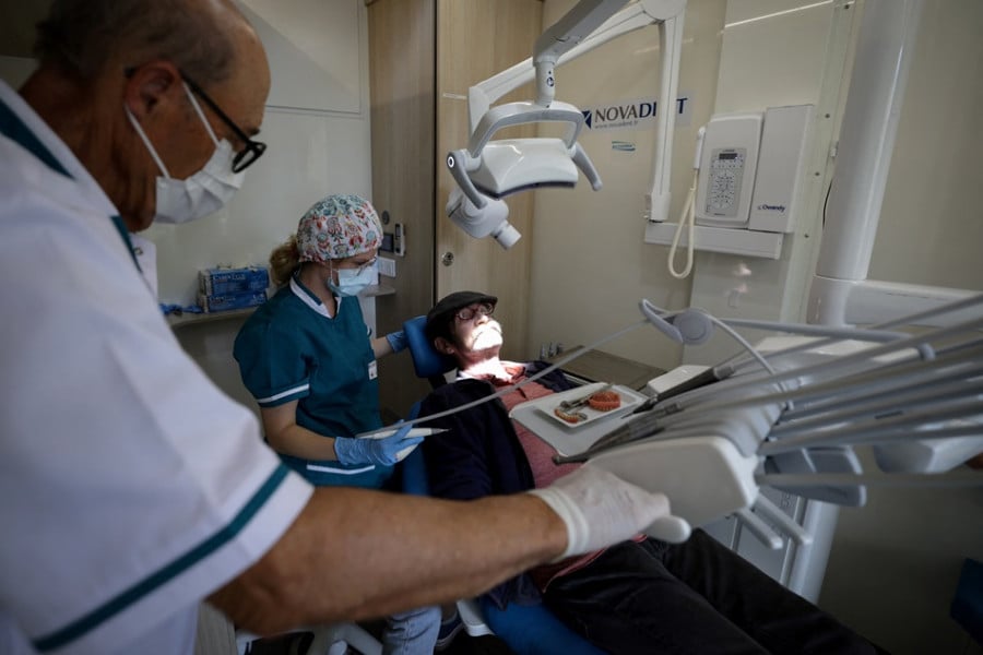 انتهاكات خطيرة .. 1100 من مرضى طبيب أسنان مدعوون لإجراء فحوص