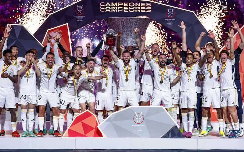 Foot: Le Real Madrid remporte la Supercoupe d'Espagne en dominant le FC Barcelone 