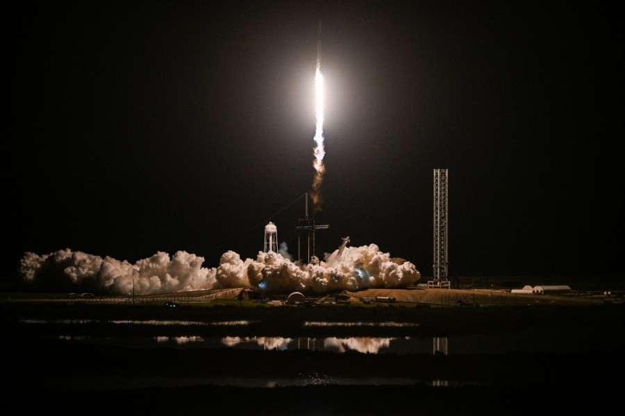 صاروخ من "سبايس إكس" أقلع حاملاً 4 رواد فضاء