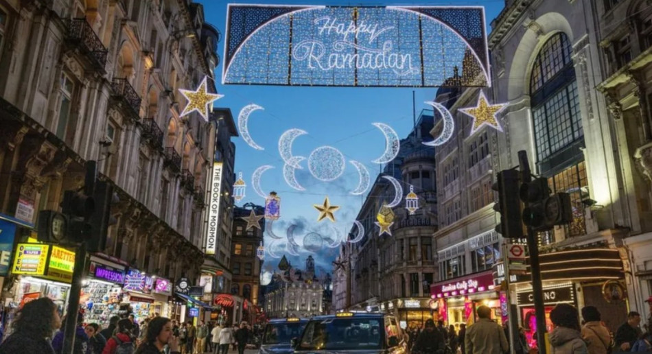 أضواء رمضان تسطع في واجهات لندن