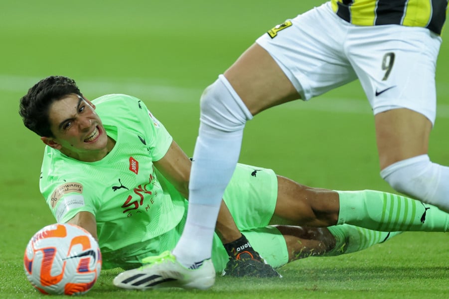 الاتحاد يفوز على الهلال ويعزز موقعه في صدارة الدوري السعودي