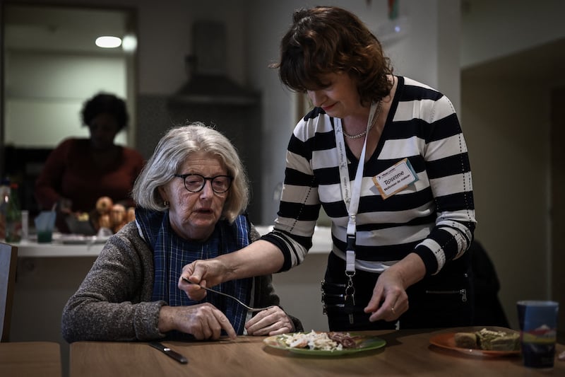 Un personnel soignant qui s'occupe d'une patiente atteinte d'Alzheimer