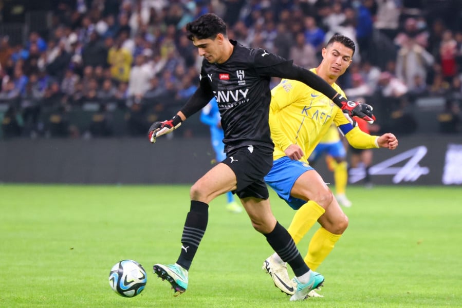 ياسين بونو حارس الهلال السعودي