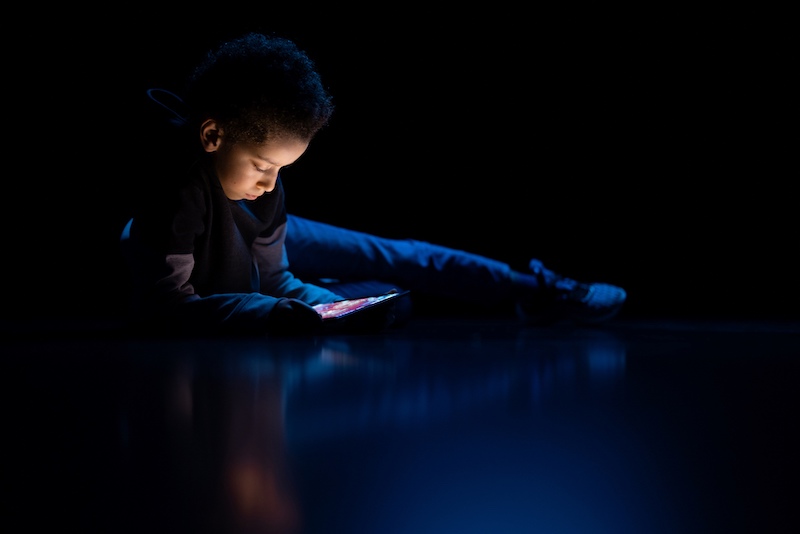 Un enfant exposé à un écran  