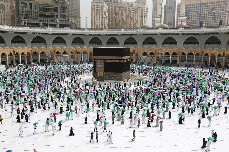 Les pèlerins accomplissent Tawaf Al Wadaa marquant la fin du Hajj