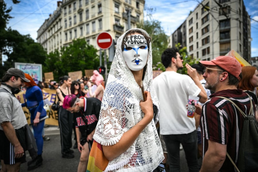 Législatives en France: le RN devant la gauche, la macronie distancée