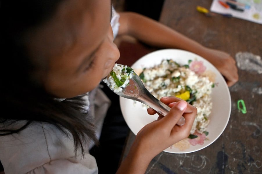 Malbouffe: l'obésité dépasse désormais la sous-nutrition chez les enfants et ados