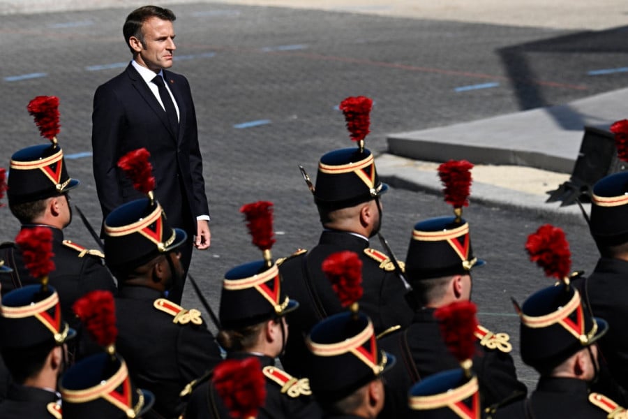 Défilé du 14 juillet dans une France hôte des JO et en crise politique
