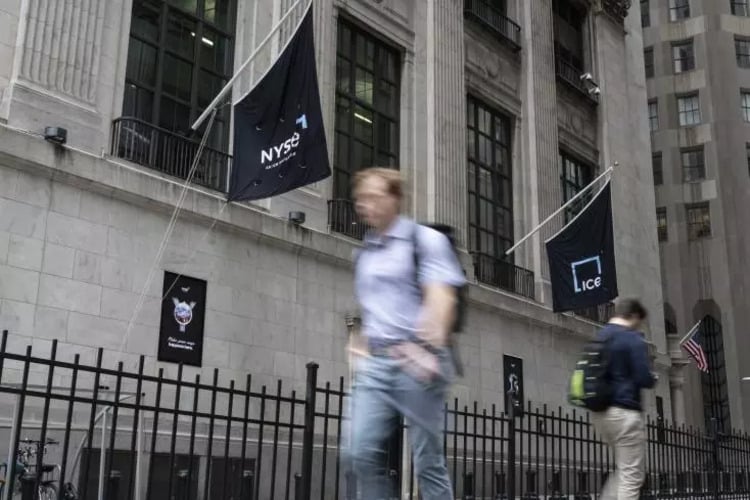 Wall Street termine dans le rouge, la rotation amplifée par une panne informatique