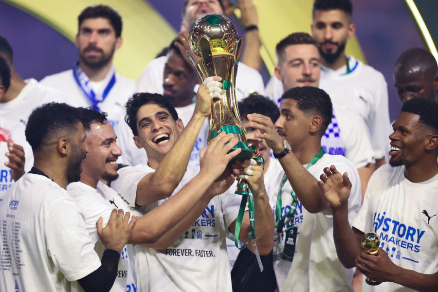 الهلال يبدأ حملة الدفاع عن اللقب أمام الأخدود