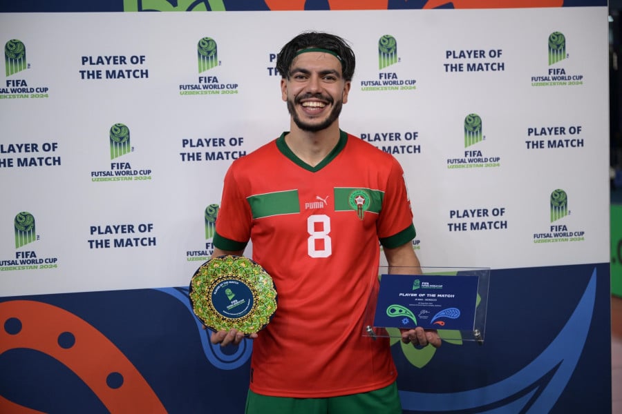 الشعراوي يتوج بجائزة أفضل لاعب في مباراة الأسود أمام إيران  