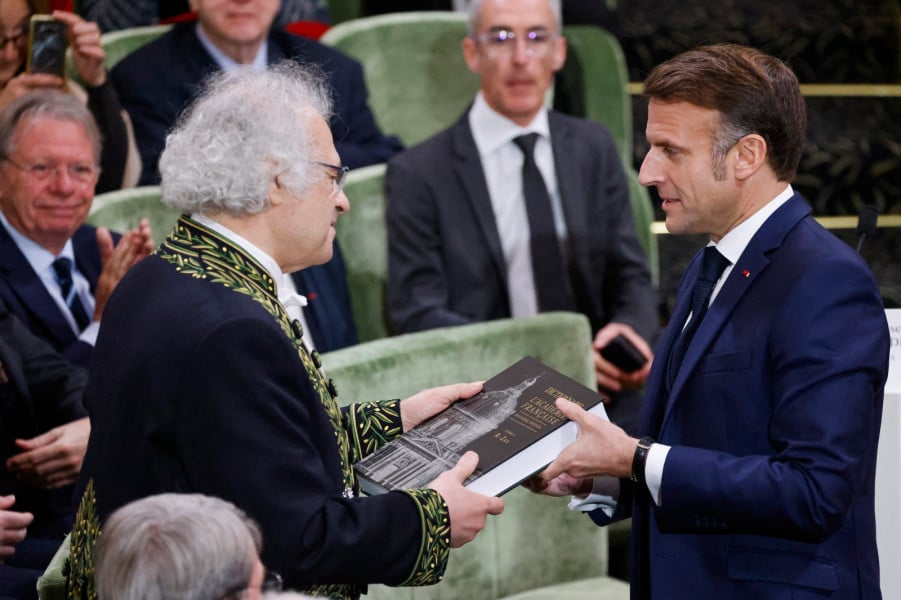 Le nouveau Dictionnaire de l'Académie française remis à Emmanuel Macron