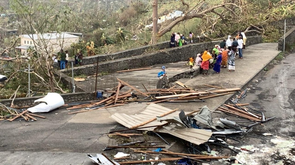 Cyclone: au moins 14 morts à Mayotte, qui recense les immenses dégâts 