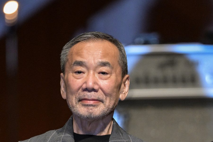 Le célèbre écrivain japonais Haruki Murakami reçoit un prix de son ancienne université