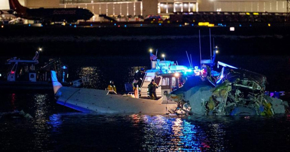 Un avion avec 64 personnes et un hélicoptère s'écrasent dans un fleuve à Washington