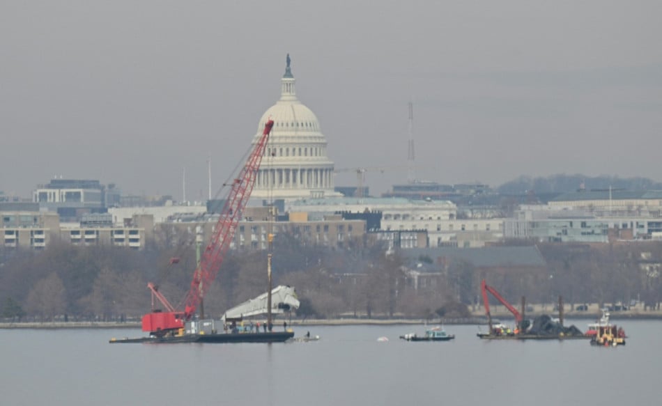 Collision aérienne de Washington: une partie du fuselage de l'avion repêchée du Potomac