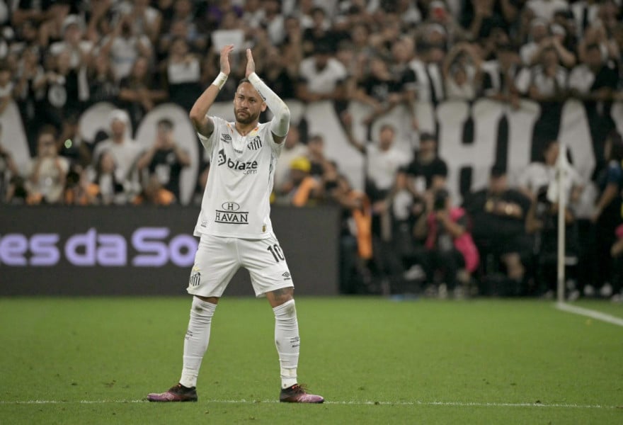 Neymar inscrit un but sur corner direct avec Santos