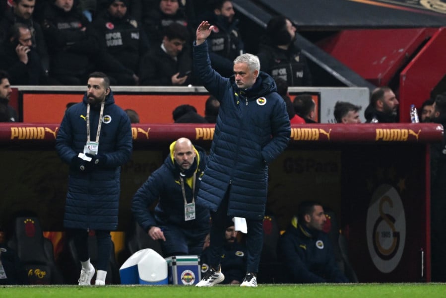 Mourinho agrippe le visage du coach de Galatasaray après un derby perdu