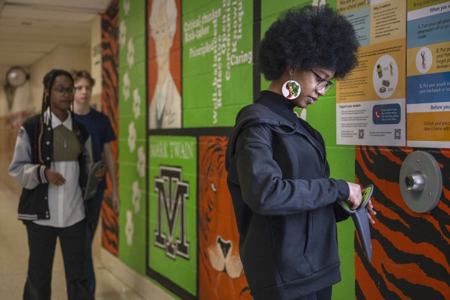 Aux Etats-Unis, interdire le smartphone dans les écoles ne convainc pas tout le monde 