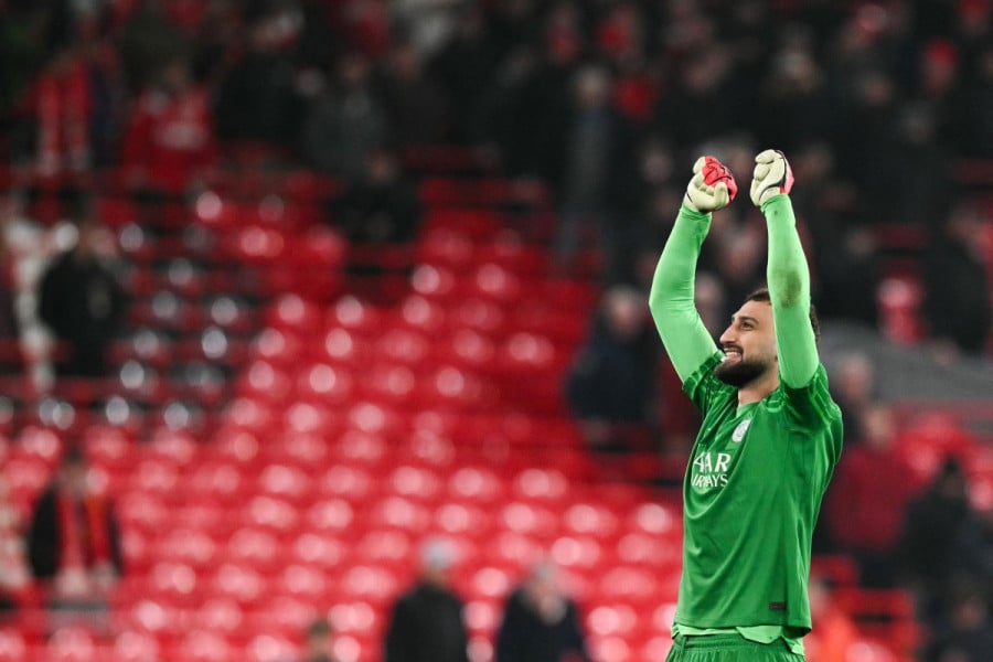 Foot: Donnarumma célébré par le Parc des Princes
