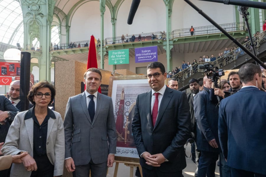 Le président Macron visite le pavillon du Maroc, invité d’honneur du Festival du livre de Paris