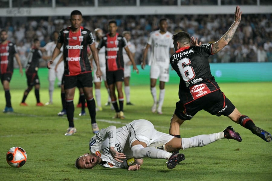 Brésil: Neymar sort à nouveau sur blessure pour sa première titularisation en championnat