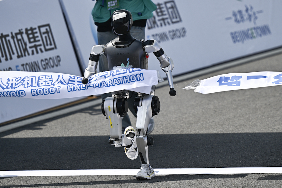 Première mondiale en Chine: un semi-marathon... de robots humanoïdes