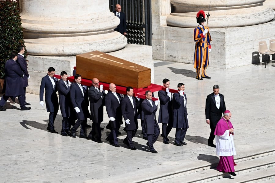 Début des funérailles du pape François, entouré d'une marée de fidèles et de VIP