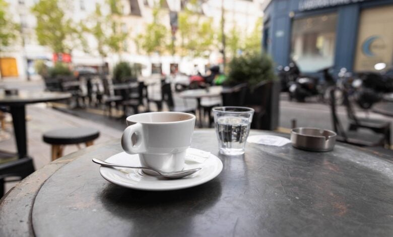 MacBook, Wi-Fi et café noir: Comment les cafés urbains redéfinissent le travail des jeunes Marocains