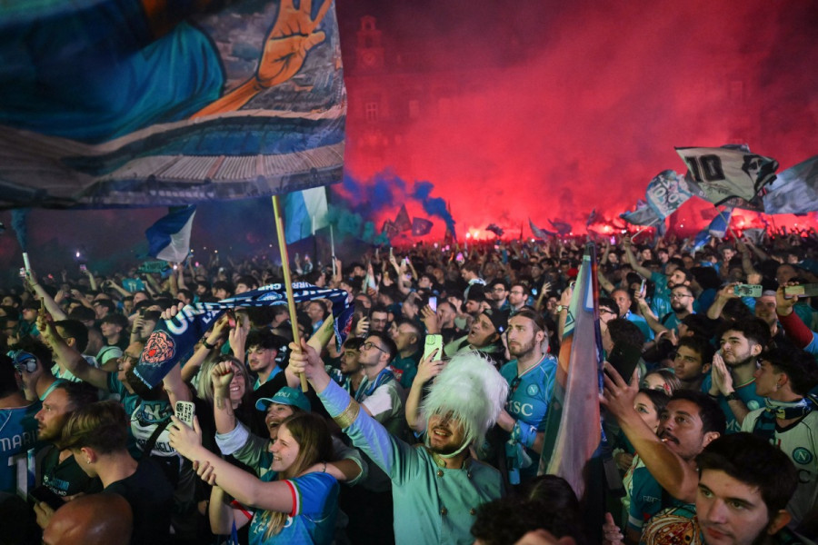 Italie: Naples retrouve les sommets et s'embrase