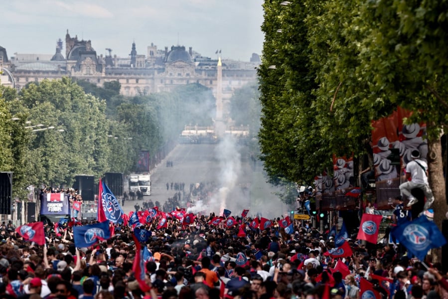 Sur les Champs-Elysées, une parade "incroyable" des joueurs du PSG pour leurs supporters