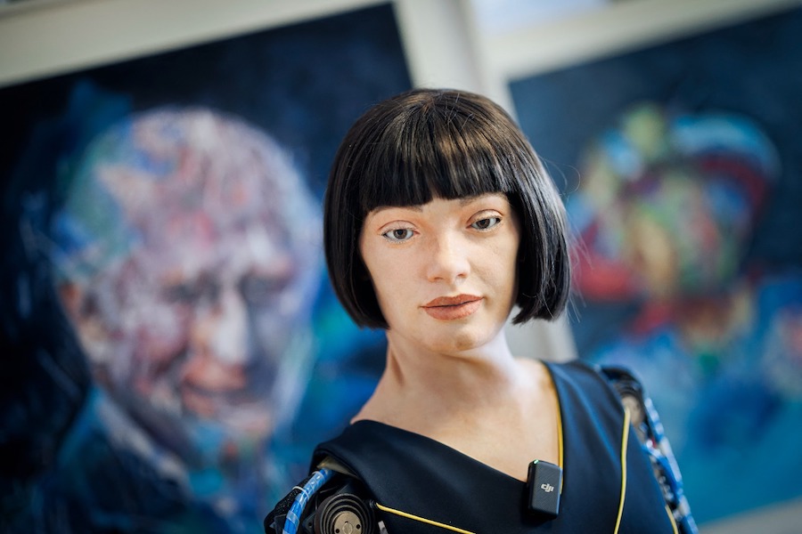 Le robot peintre Ai-Da assure ne pas vouloir "remplacer les artistes humains"