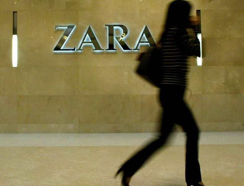 هيئة بريطانية ترغم "زارا" على سحب صورتين لعارضتين نحيفتين للغاية