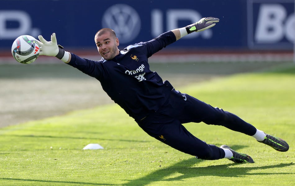 Le PSG s'offre les services du portier de Lille Lucas Chevalier