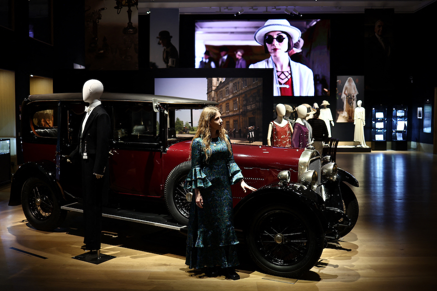 Pour les fans de la série Downton Abbey, une exposition et des enchères avant le clap de fin