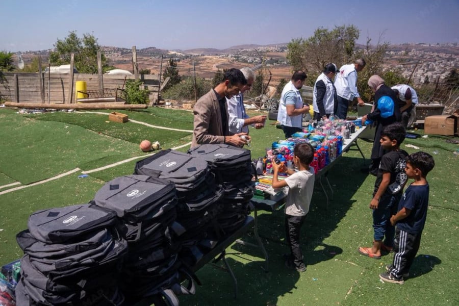 L’Agence Bayt Mal Al-Qods Acharif poursuit la distribution de cartables à l’occasion de la rentrée scolaire