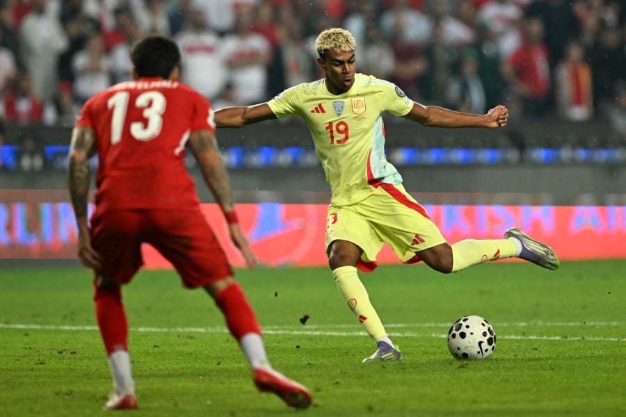 Spain's forward #19 Lamine Yamal