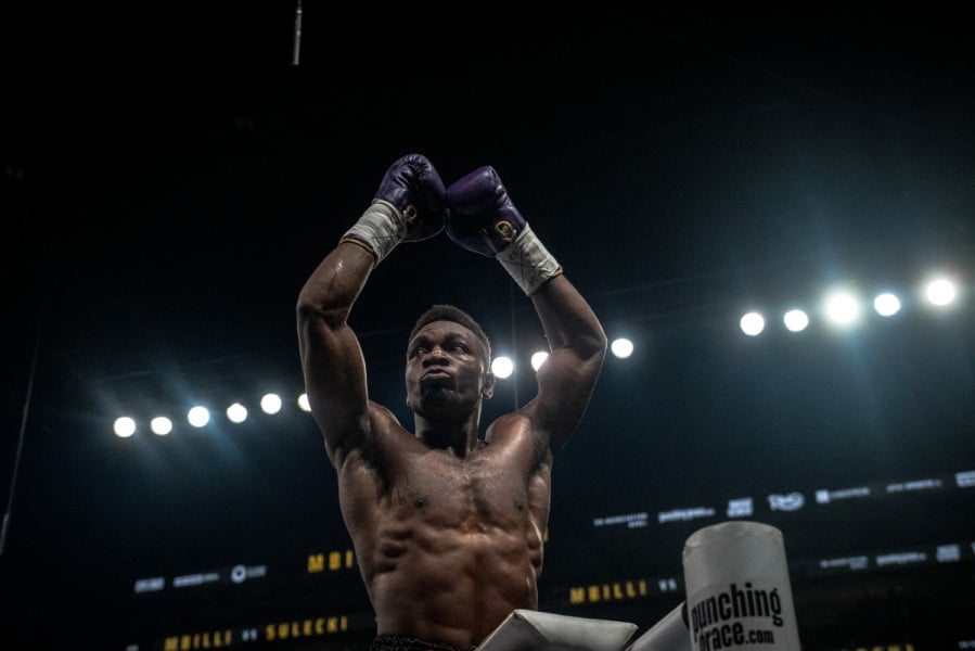 Boxe: Mbilli conserve sa ceinture WBC par intérim après un nul contre Martinez