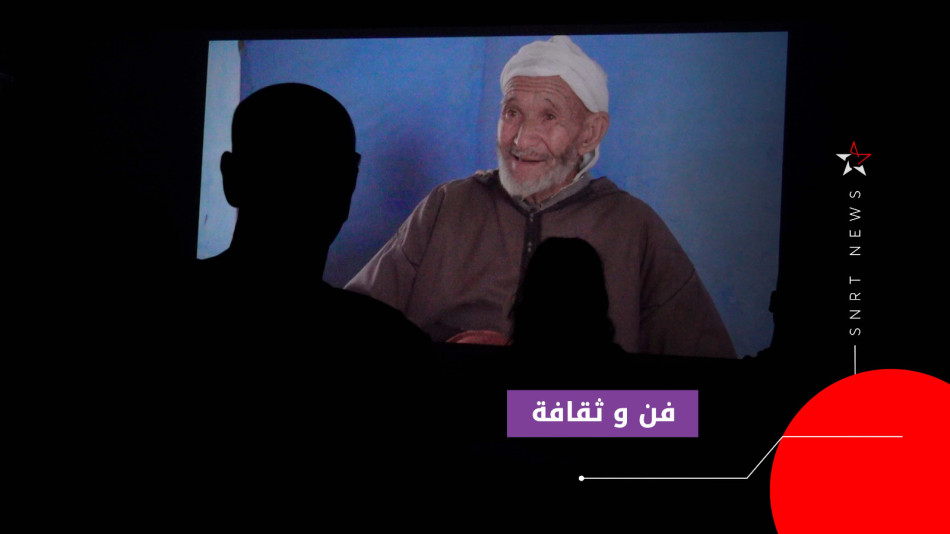 ثلاثة أقمار وراء تل