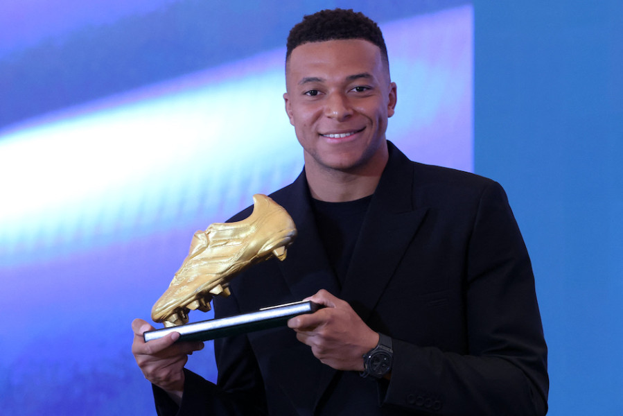 Foot: Mbappé reçoit son premier Soulier d'Or européen et "espère le gagner à nouveau" l'an prochain