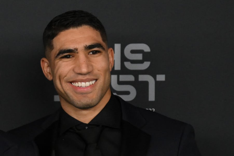 Achraf Hakimi présent aux CAF Awards en compagnie de sa famille